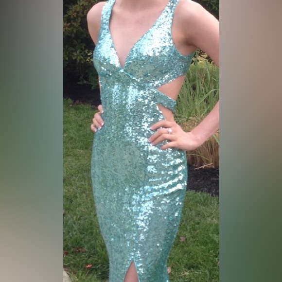 Size 0, Faviana sequinned gown.  Worn once. In perfect condition. - Picture 9 of 9